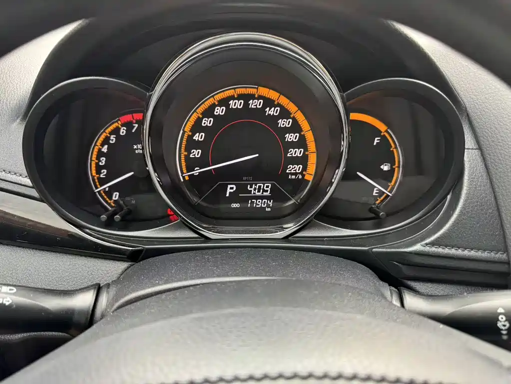 Toyota Yaris L — фото 10