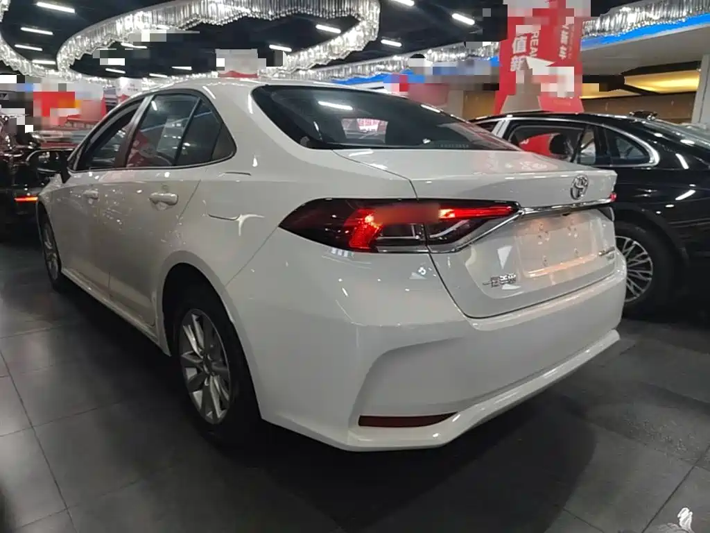 Toyota Corolla — фото 5