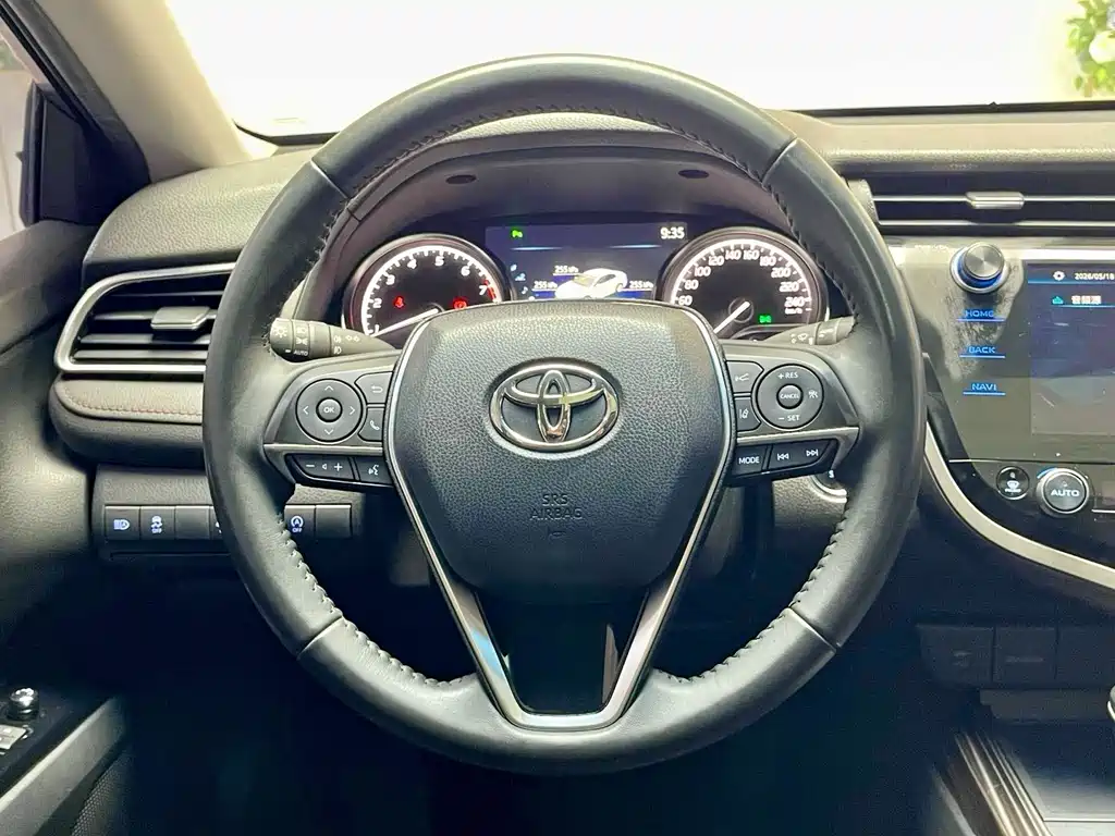 Toyota Camry — фото 9