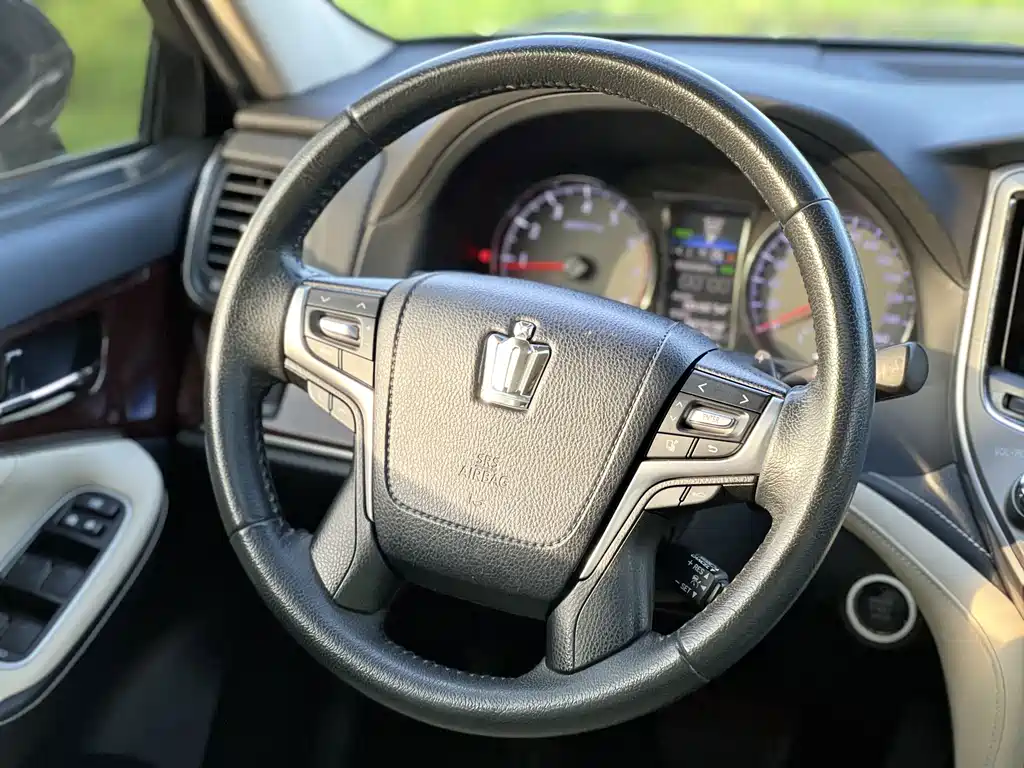 Toyota Crown — фото 14