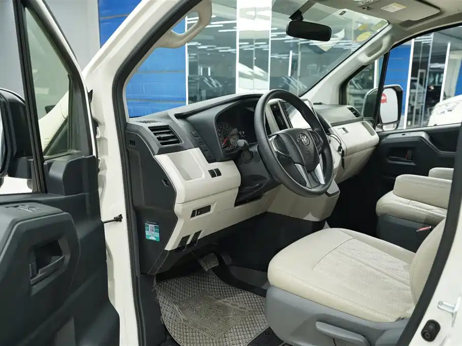 Toyota Hiace — фото 3
