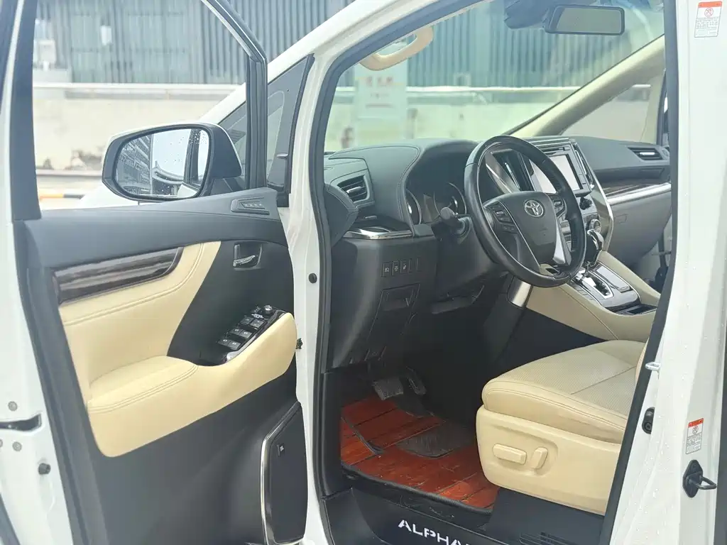Toyota Alphard — фото 4
