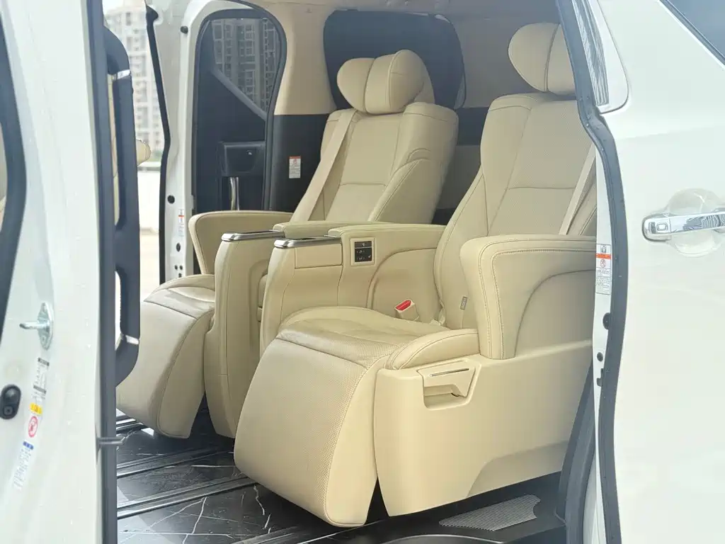Toyota Alphard — фото 5