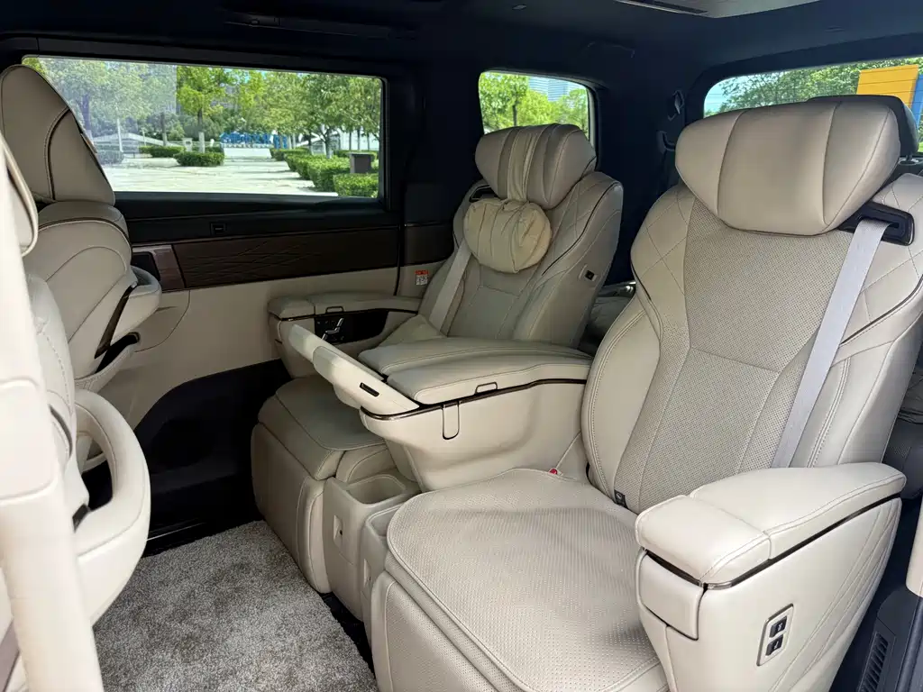 Toyota Alphard — фото 11