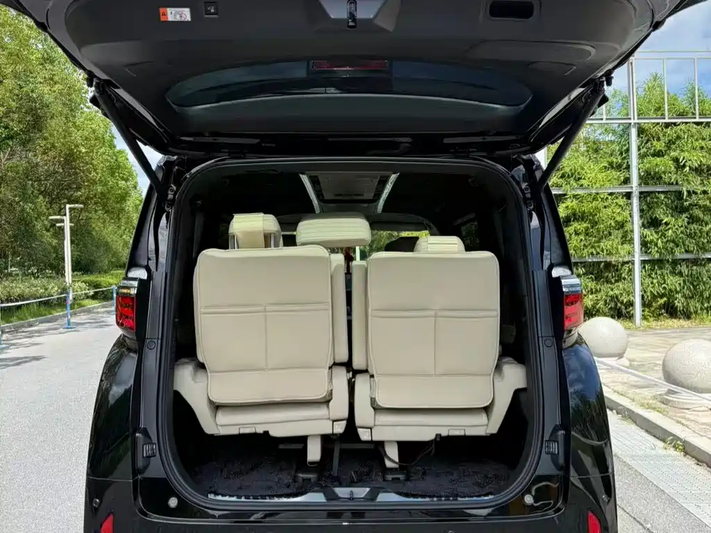 Toyota Alphard — фото 14