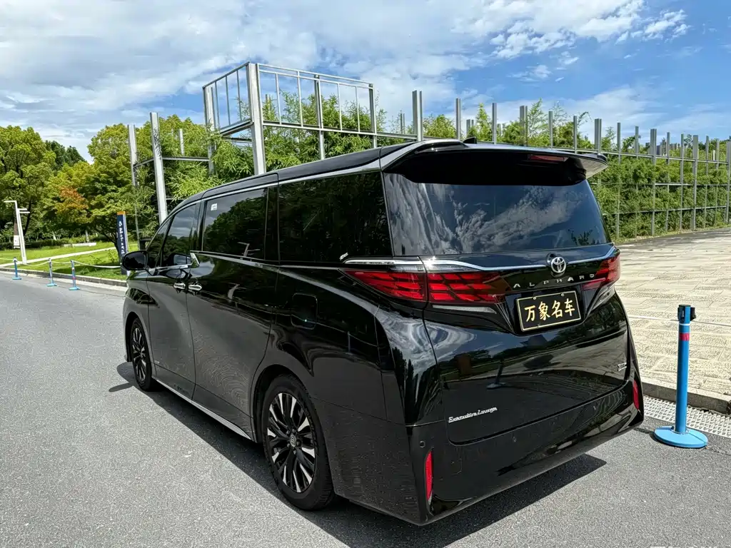 Toyota Alphard — фото 4