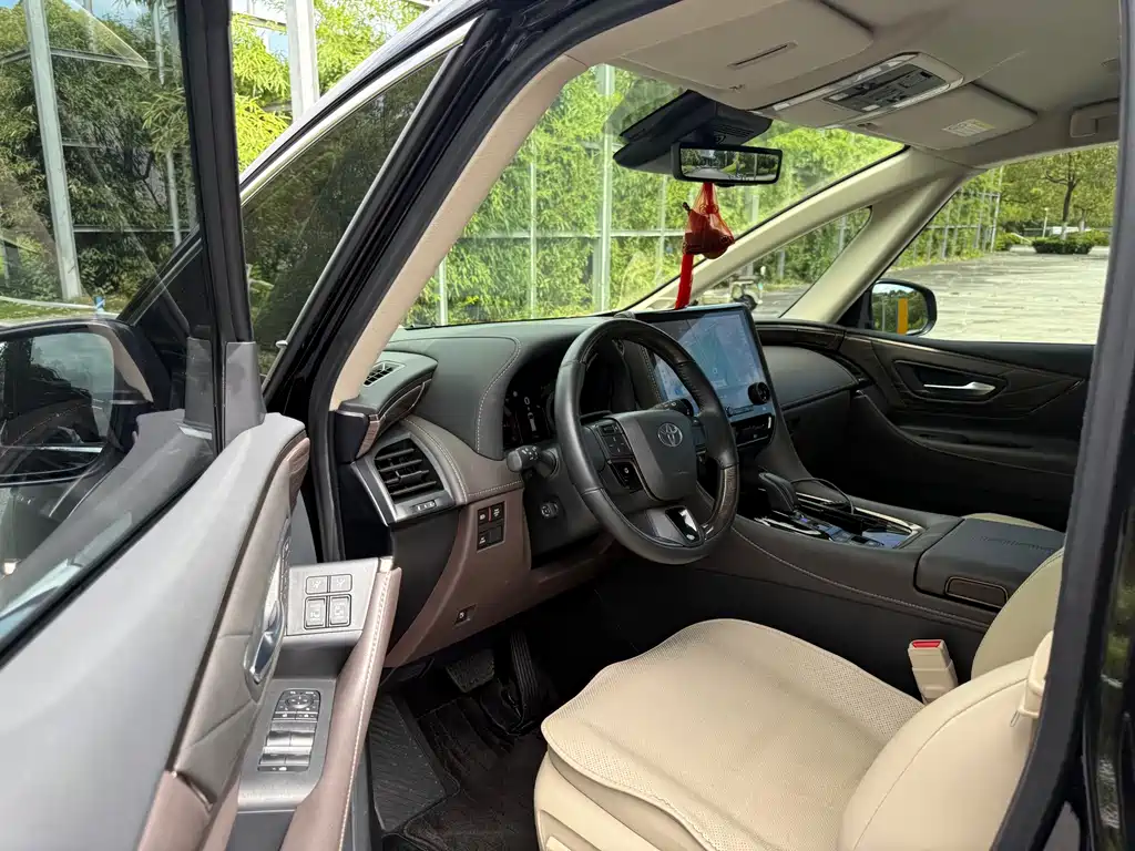 Toyota Alphard — фото 7