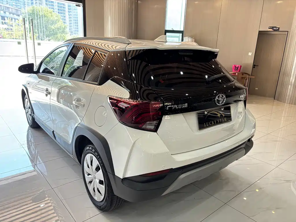 Toyota Yaris L — фото 3