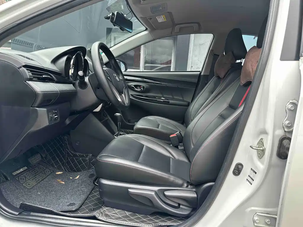 Toyota Yaris L — фото 3