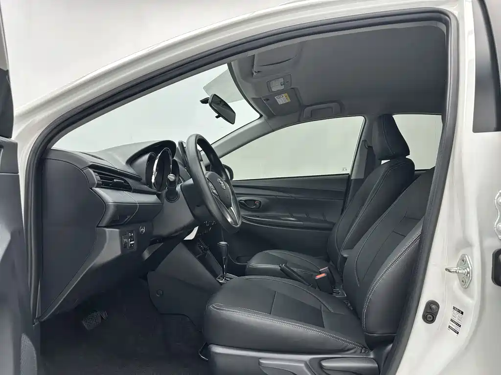 Toyota Yaris L — фото 5