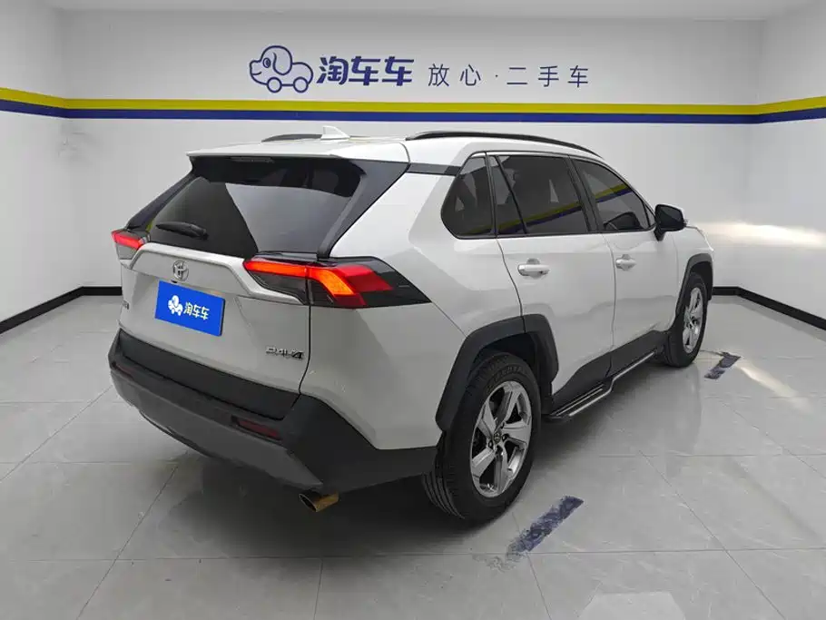 Toyota RAV4 — фото 3