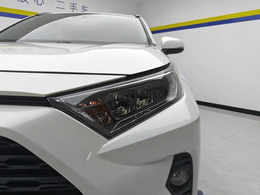 Toyota RAV4 — фото 5
