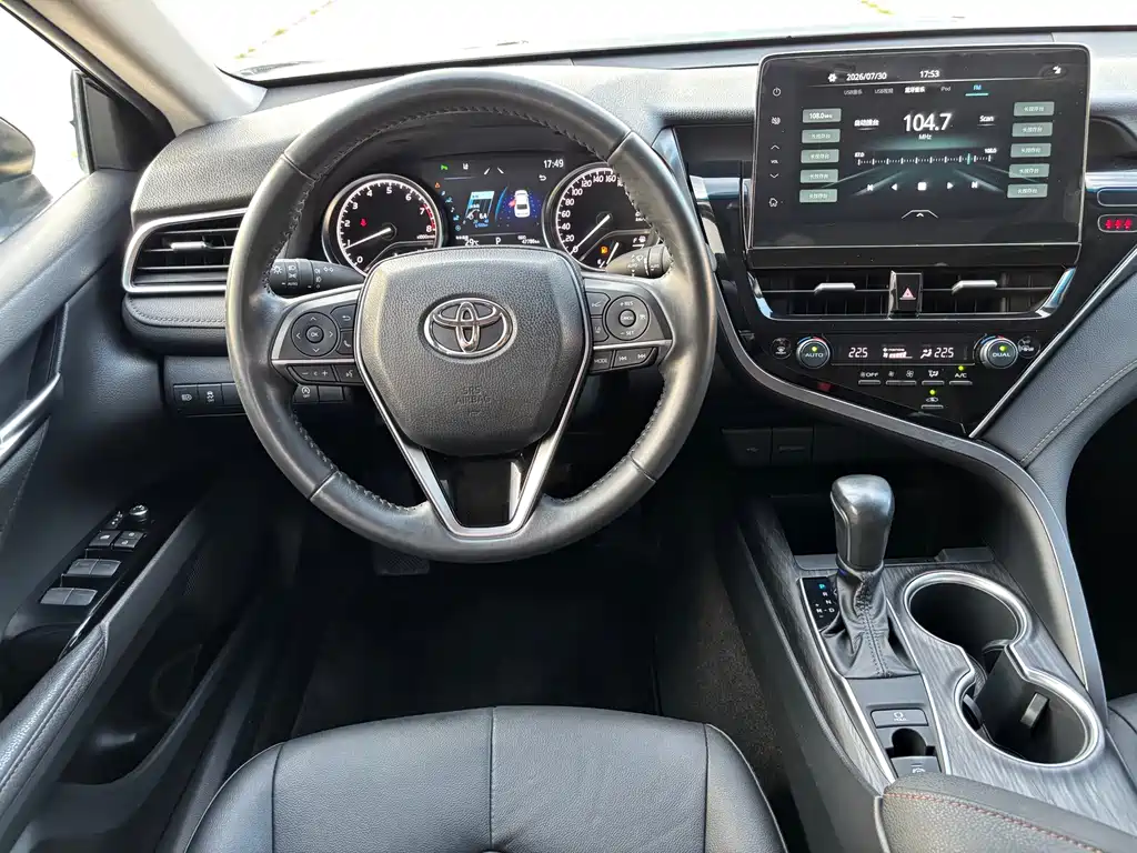 Toyota Camry — фото 11