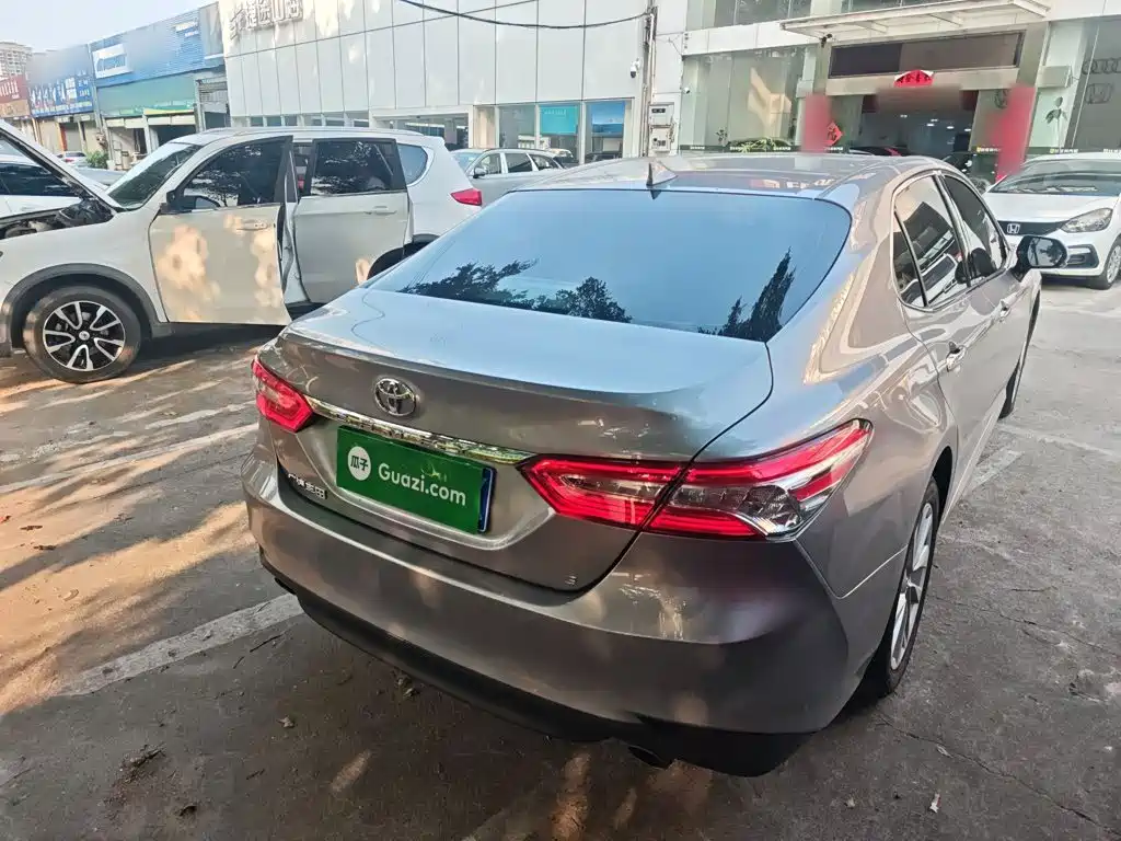 Toyota Camry — фото 5