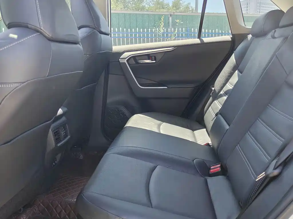 Toyota RAV4 — фото 5