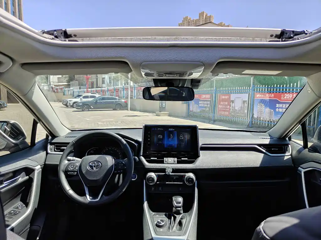 Toyota RAV4 — фото 6