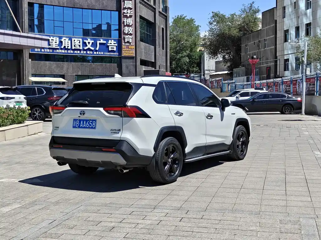 Toyota RAV4 — фото 7