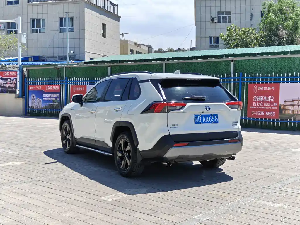 Toyota RAV4 — фото 9