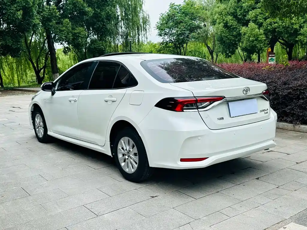 Toyota Corolla — фото 7
