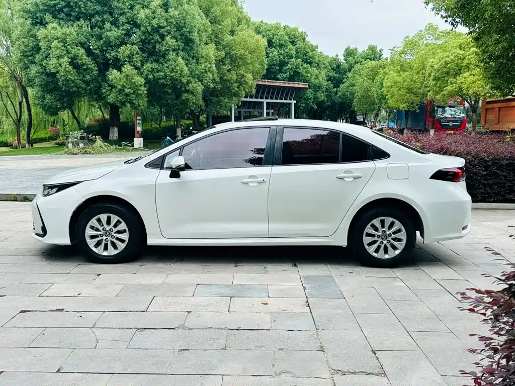 Toyota Corolla — фото 10
