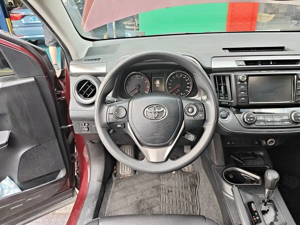 Toyota RAV4 — фото 3