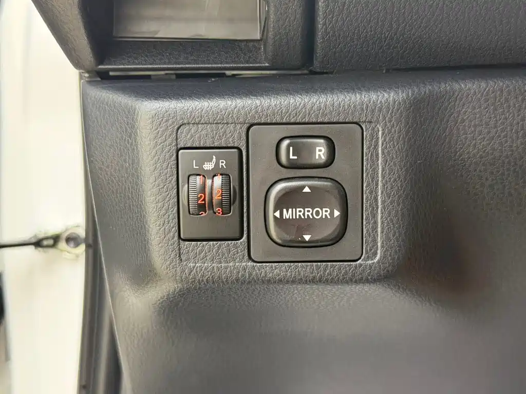 Toyota Yaris L — фото 11