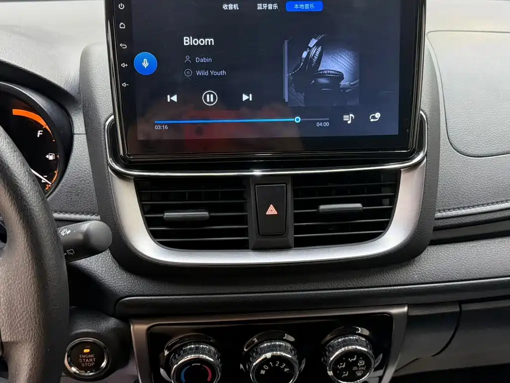 Toyota Yaris L — фото 13