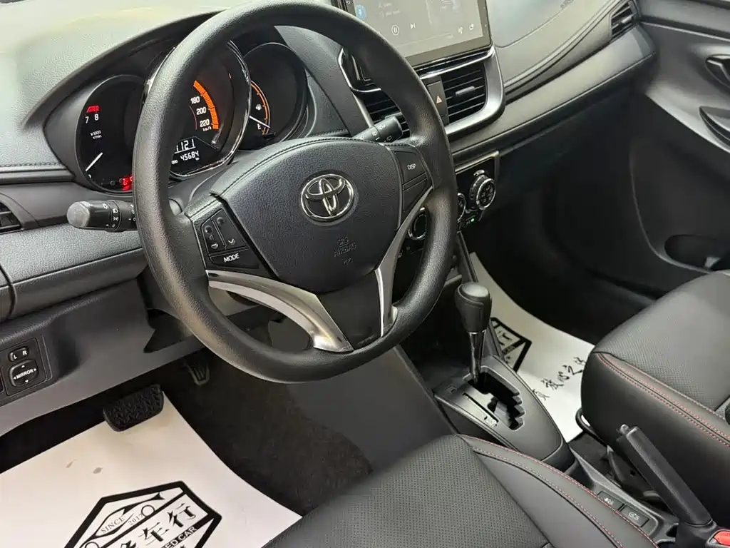 Toyota Yaris L — фото 7