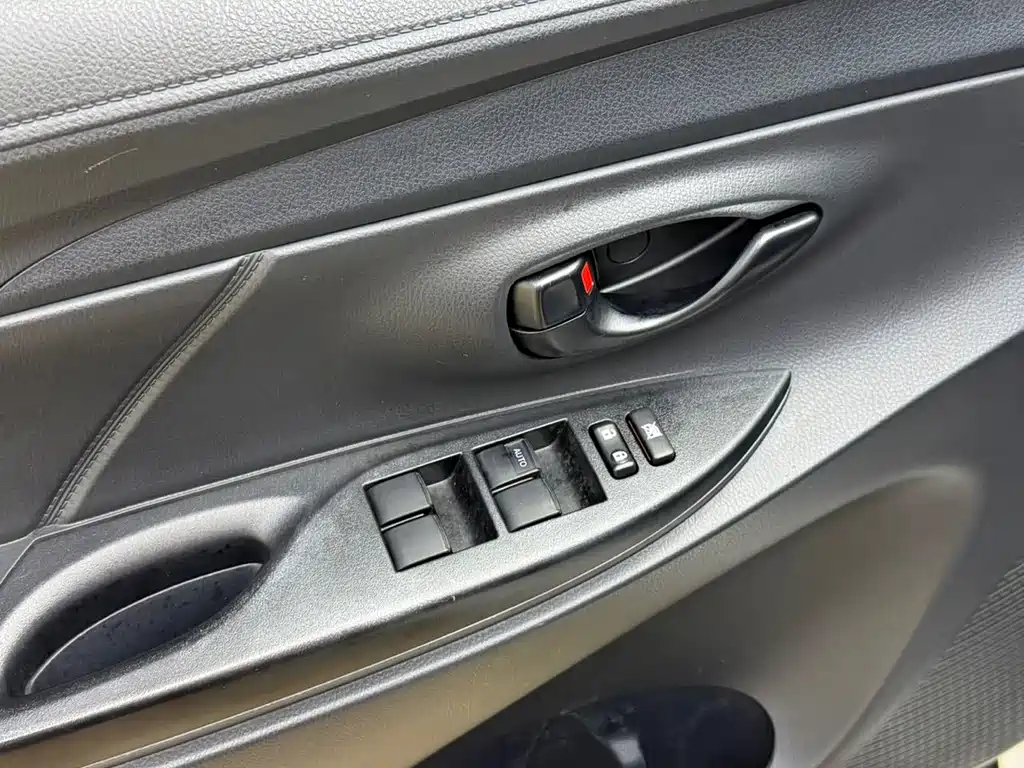 Toyota Yaris L — фото 10
