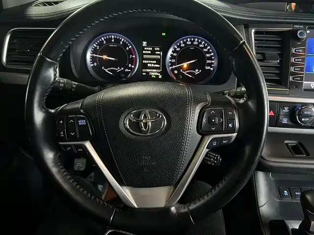 Toyota Highlander — фото 11
