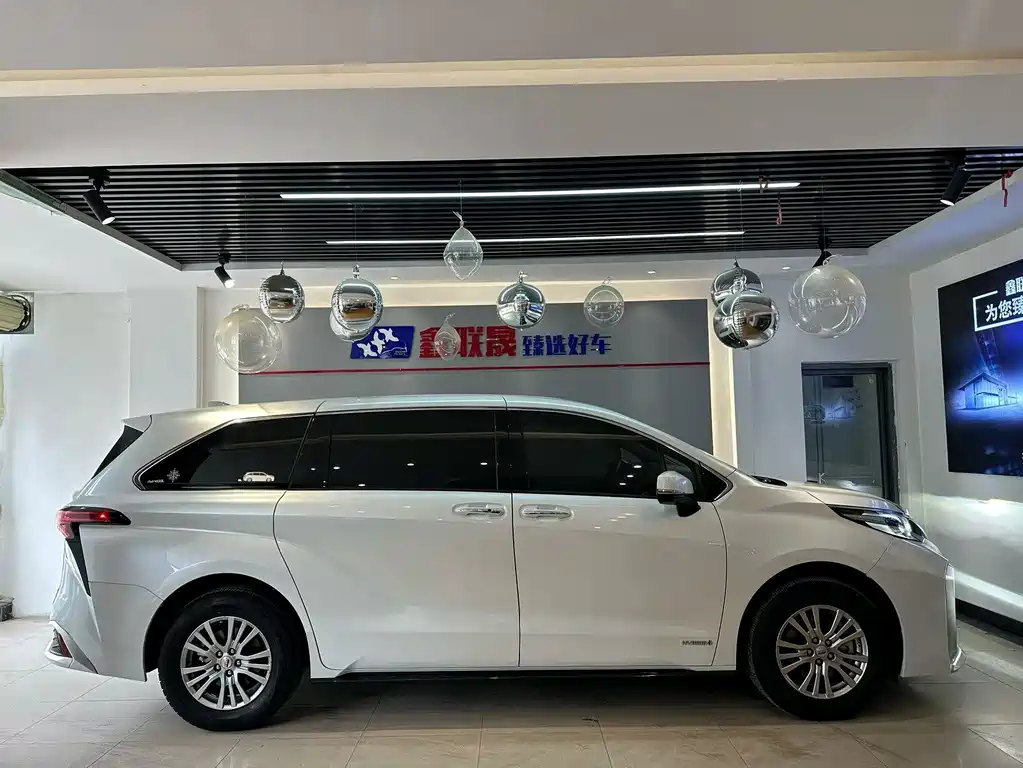 Toyota Sienna — фото 3