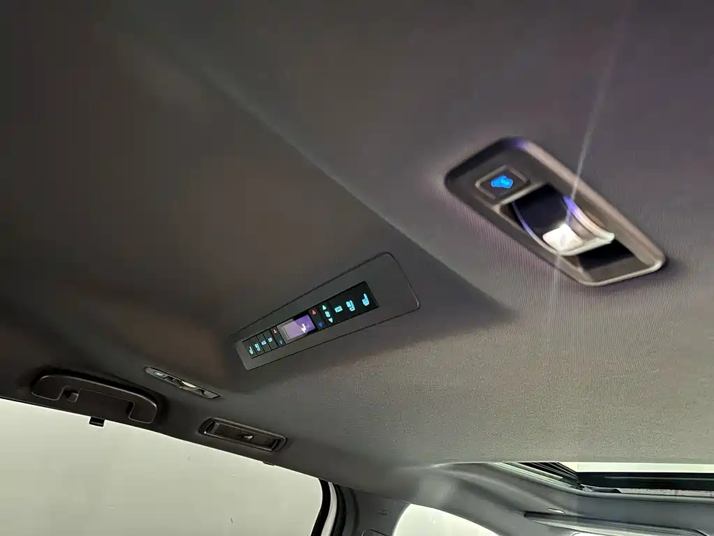 Toyota Sienna — фото 8