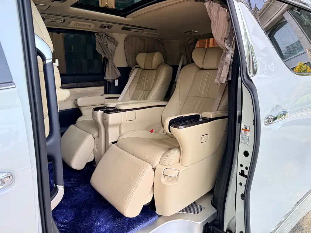 Toyota Alphard — фото 11