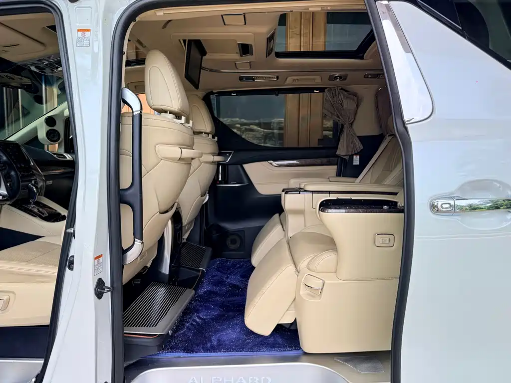 Toyota Alphard — фото 13