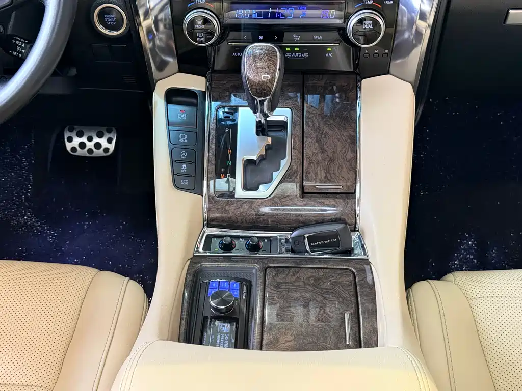 Toyota Alphard — фото 18