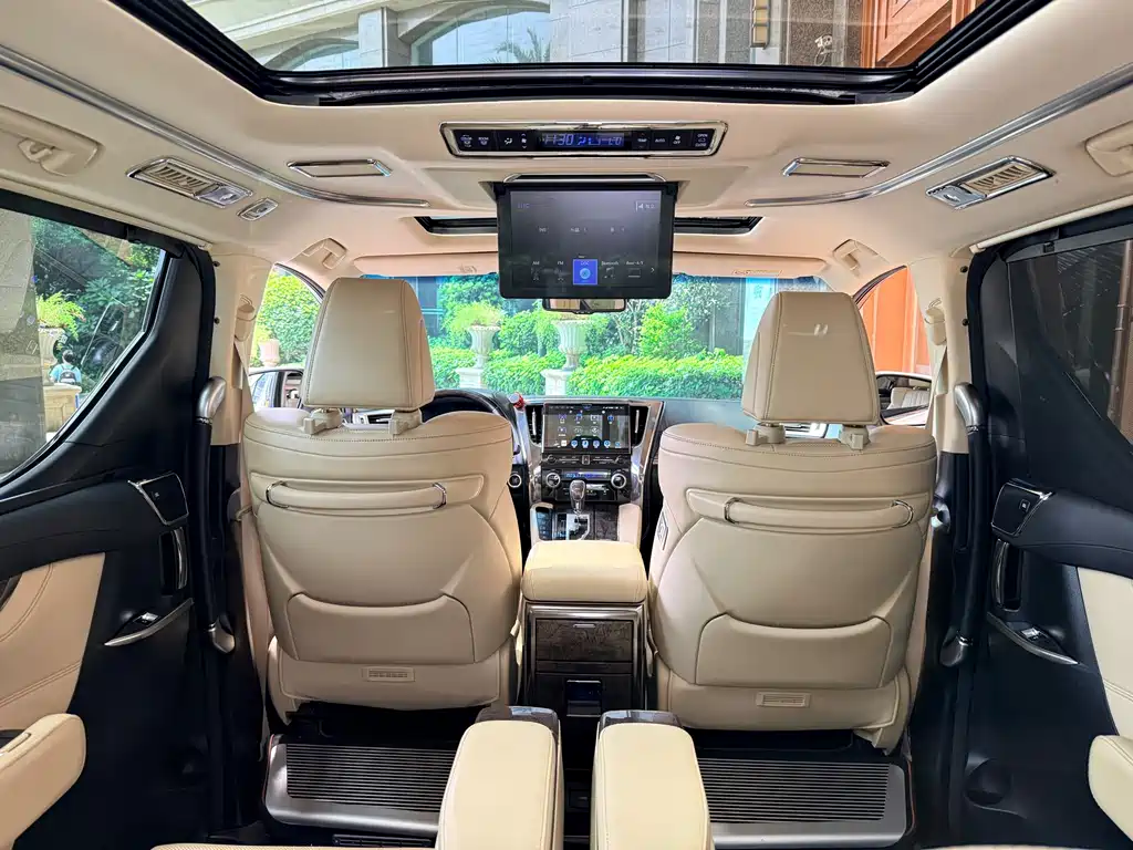Toyota Alphard — фото 20