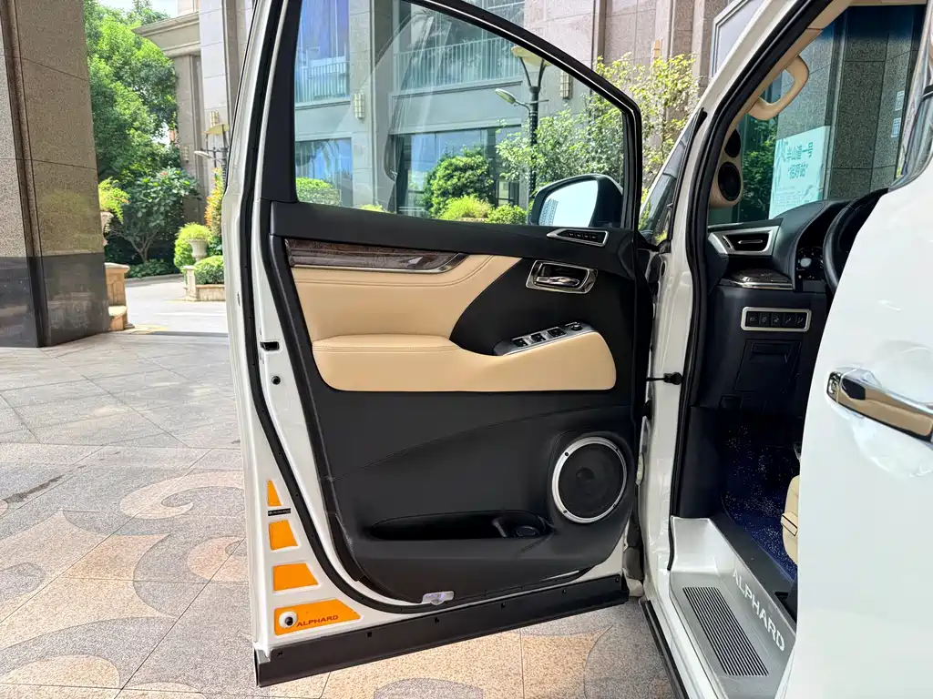 Toyota Alphard — фото 21