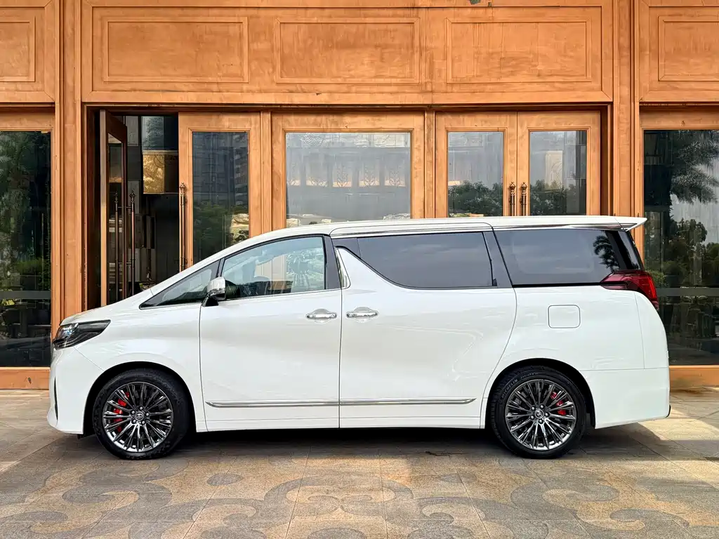 Toyota Alphard — фото 5