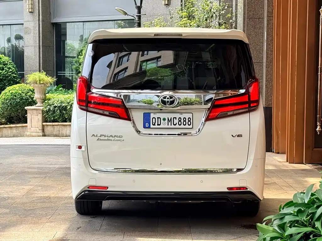 Toyota Alphard — фото 8