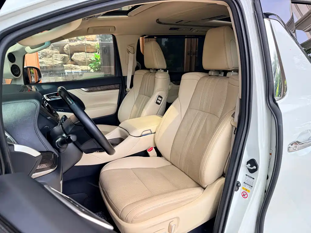 Toyota Alphard — фото 10