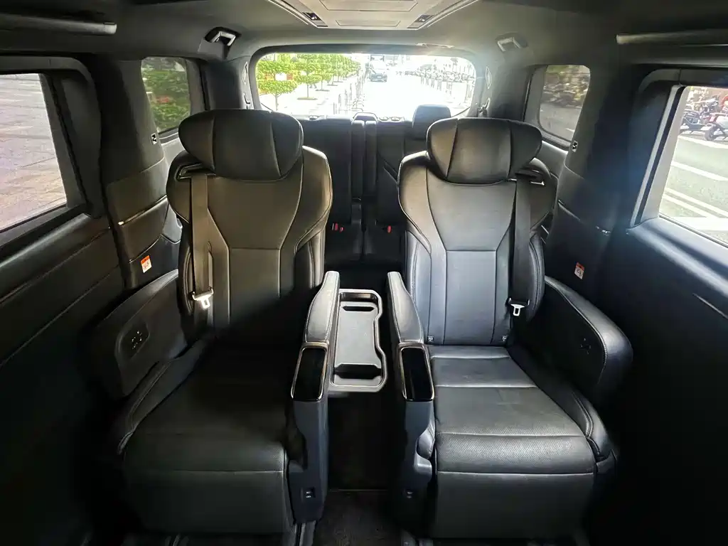 Toyota Alphard — фото 11