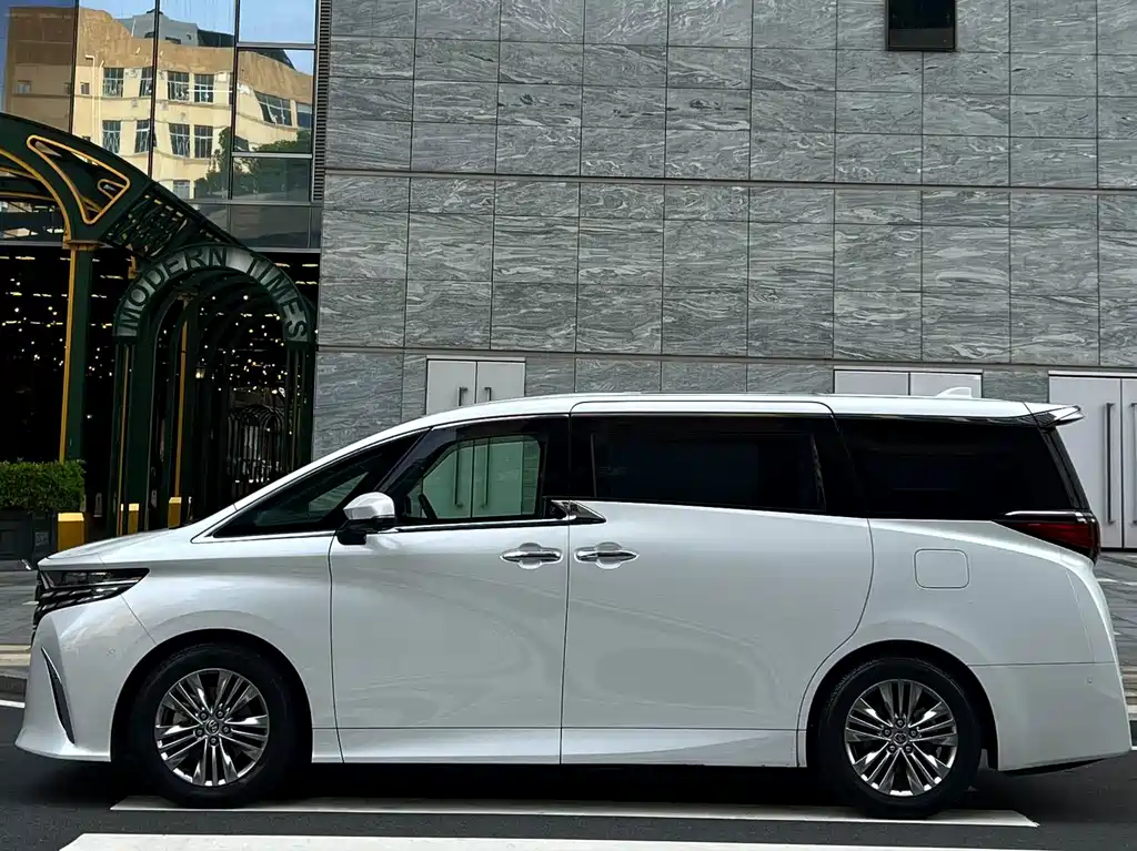 Toyota Alphard — фото 3