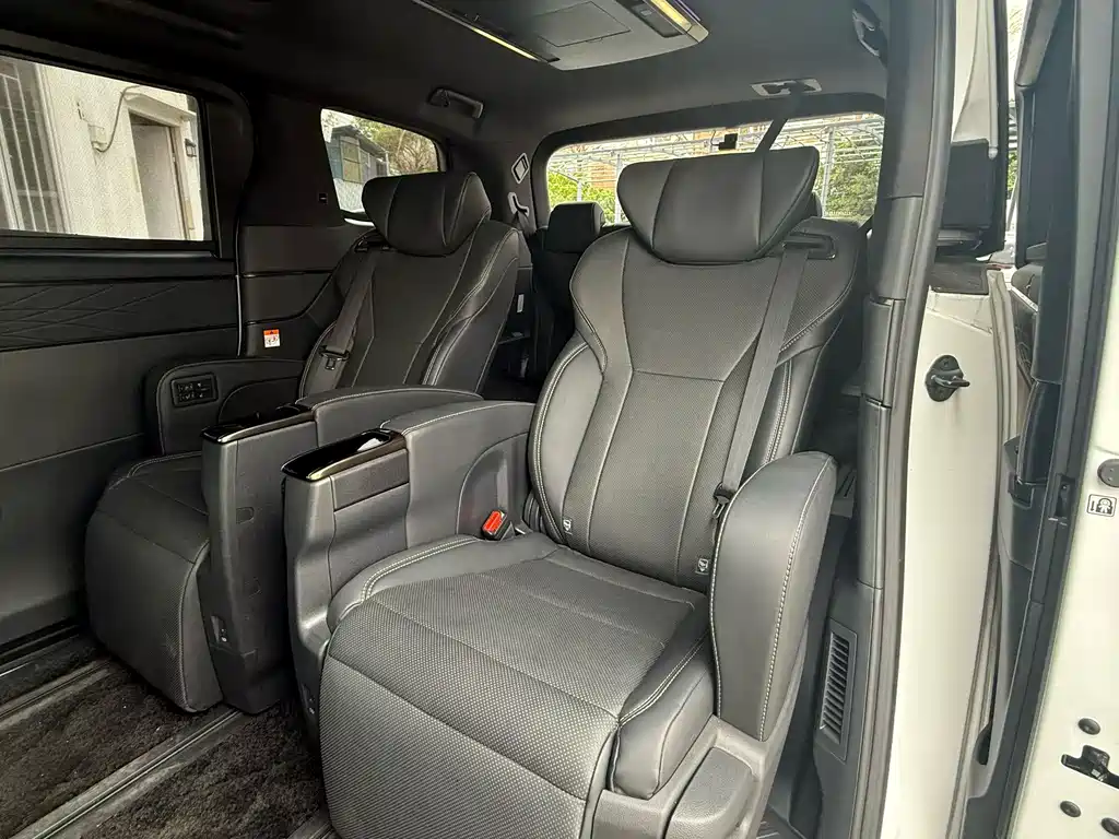 Toyota Alphard — фото 9