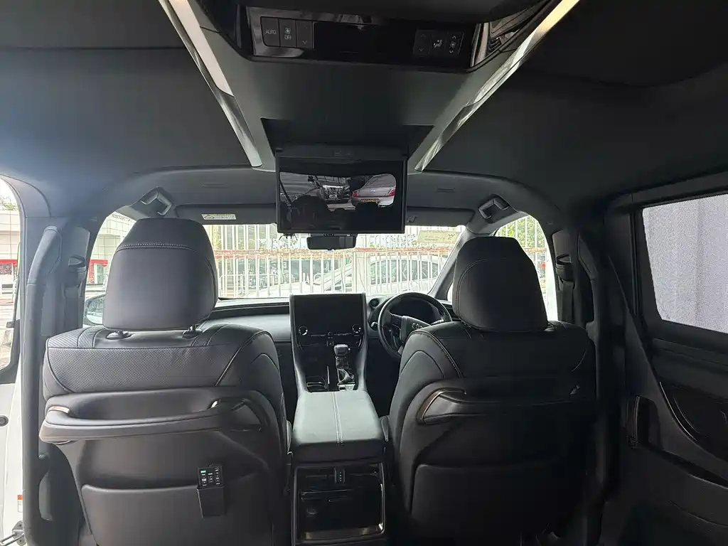 Toyota Alphard — фото 10