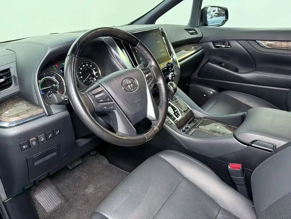 Toyota Alphard — фото 8