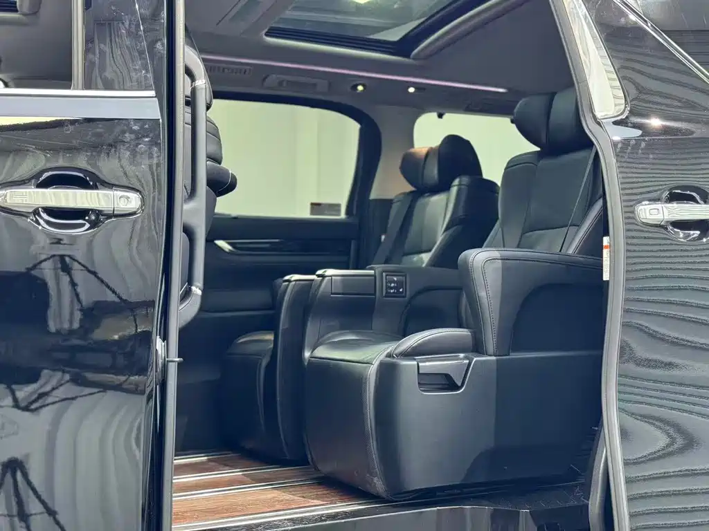 Toyota Vellfire — фото 5