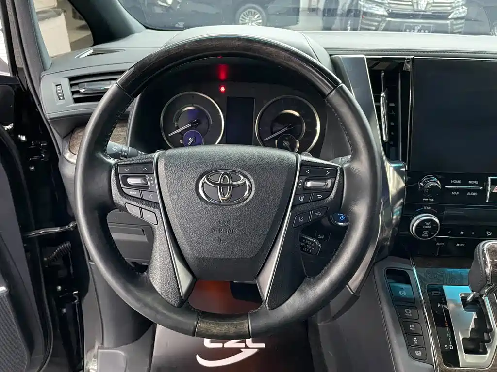 Toyota Vellfire — фото 10