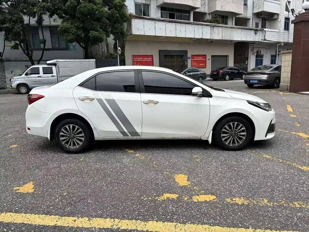 Toyota Corolla — фото 4