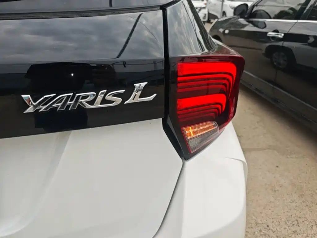 Toyota Yaris L — фото 8