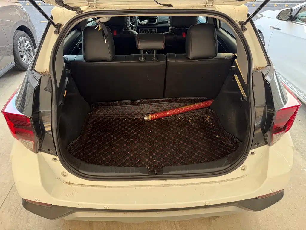 Toyota Yaris L — фото 9